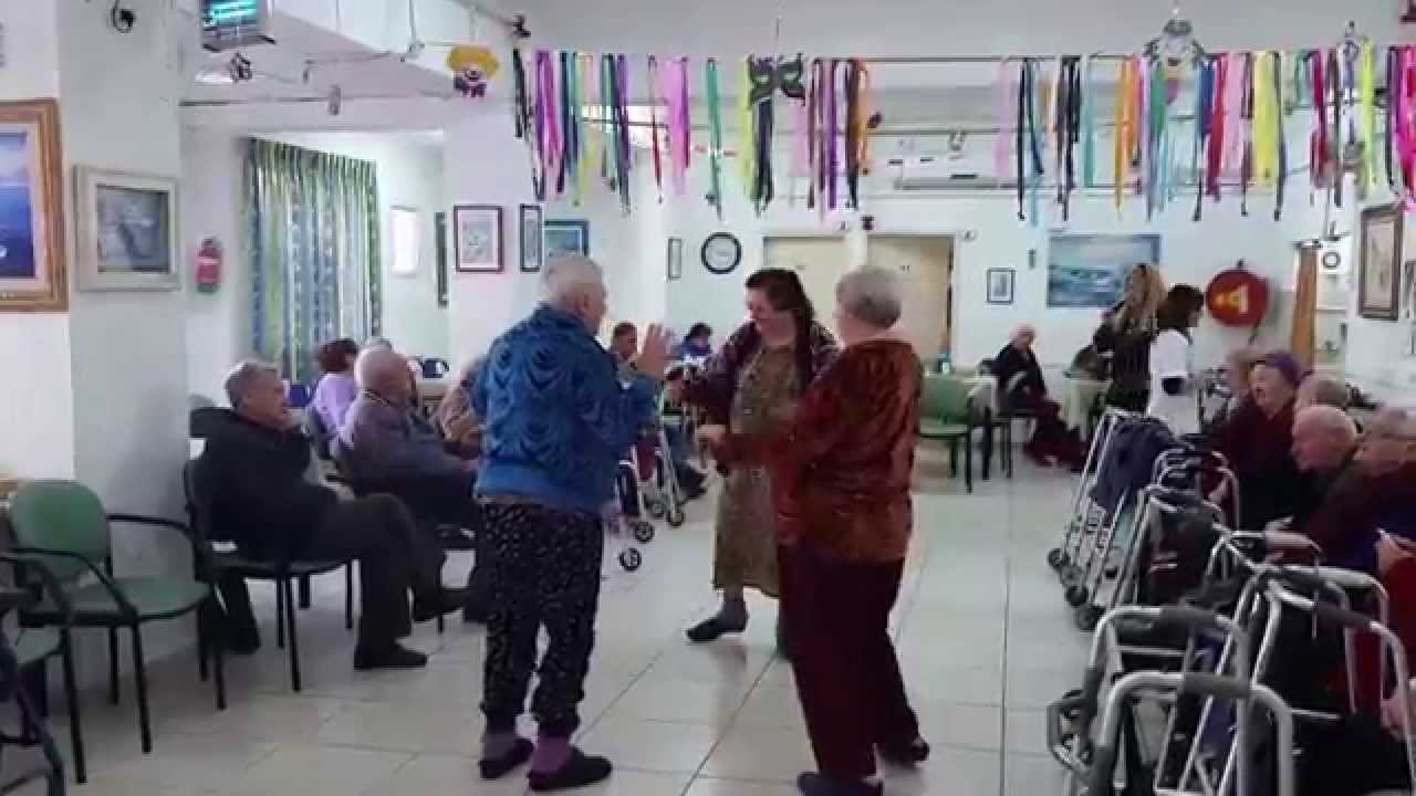 חוגגים יום הולדת בבית אבות