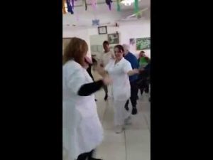 רוקדים בבית אבות