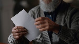 Выплаты и социальные права переживших Холокост в Израиле: индексация пособий, помощь получателям Claims Conference, документы и порядок подачи заявления.